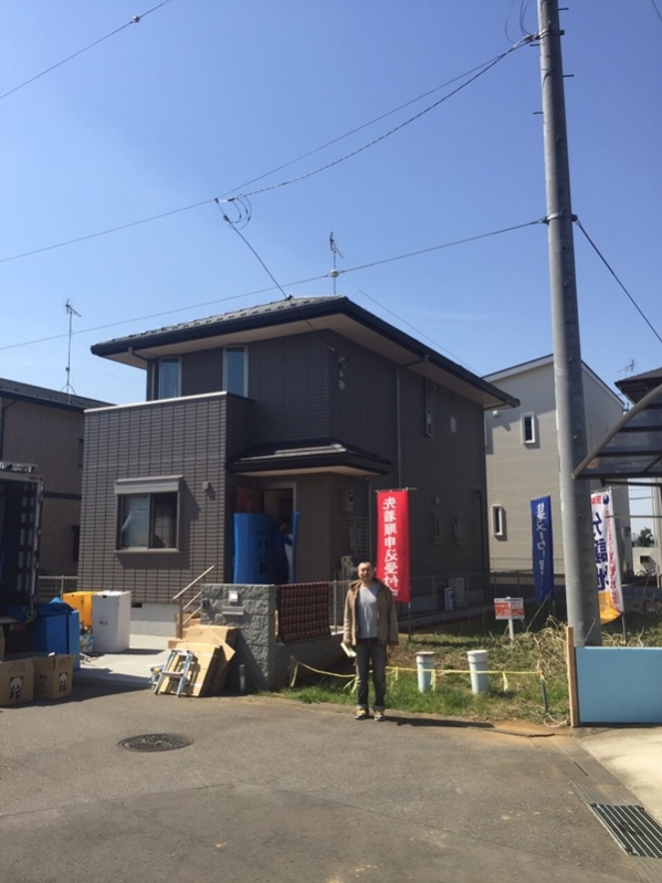 戸建住宅前の男性