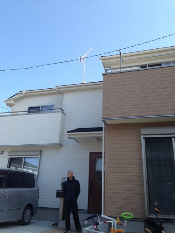 戸建住宅前の男性