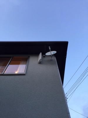 外壁に取り付けたデザインアンテナとBS/CSアンテナ