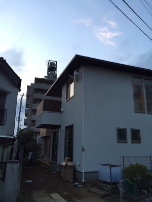 デザインアンテナとBS/CSアンテナを設置した戸建住宅