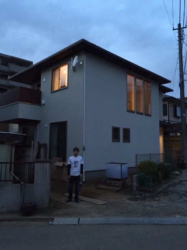 戸建住宅前の男性