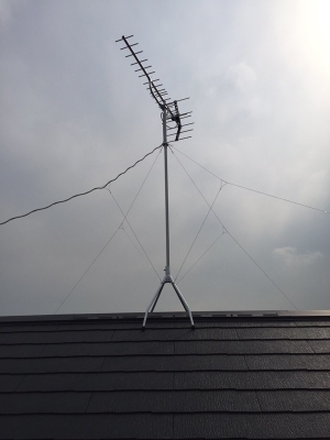 屋根上に設置したUHFアンテナ
