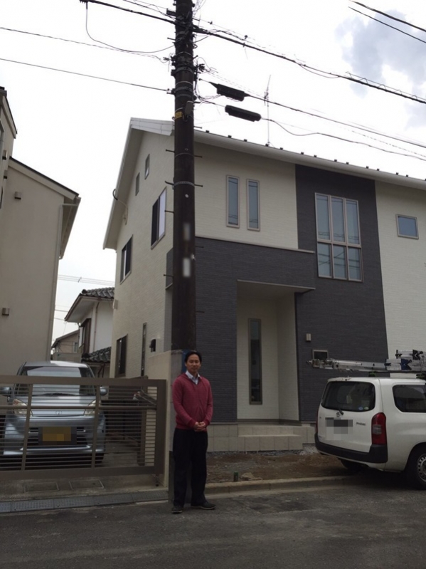 戸建住宅前の男性