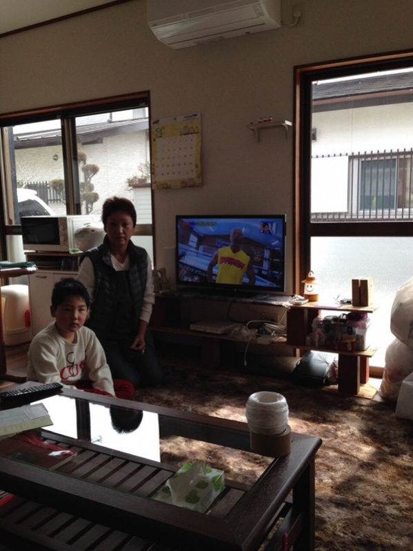 テレビ前の親子