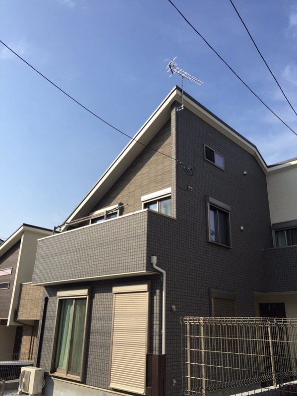 UHFアンテナを設置した戸建住宅
