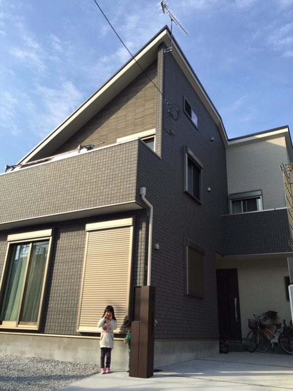 戸建住宅前の姉弟