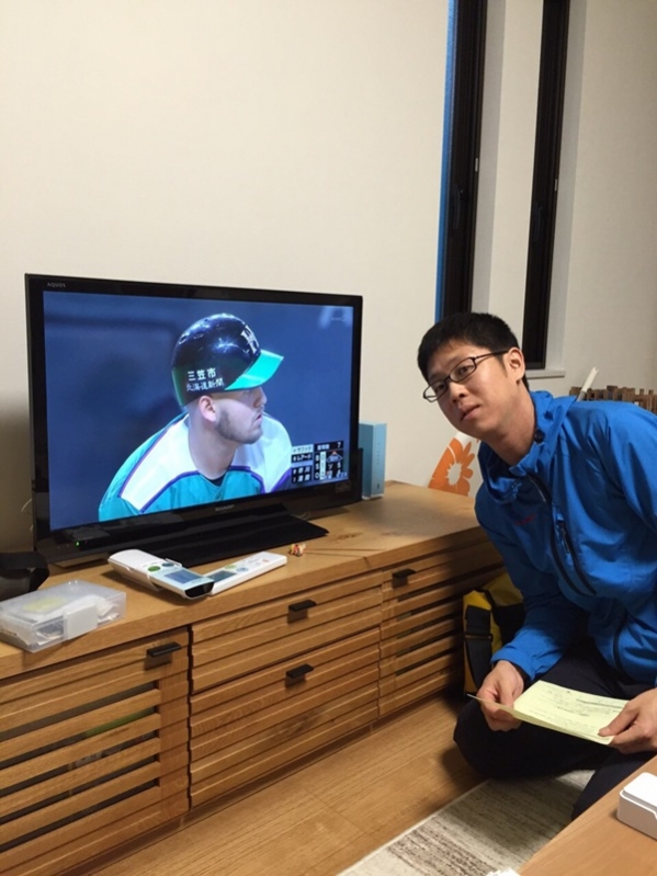 テレビ横の男性