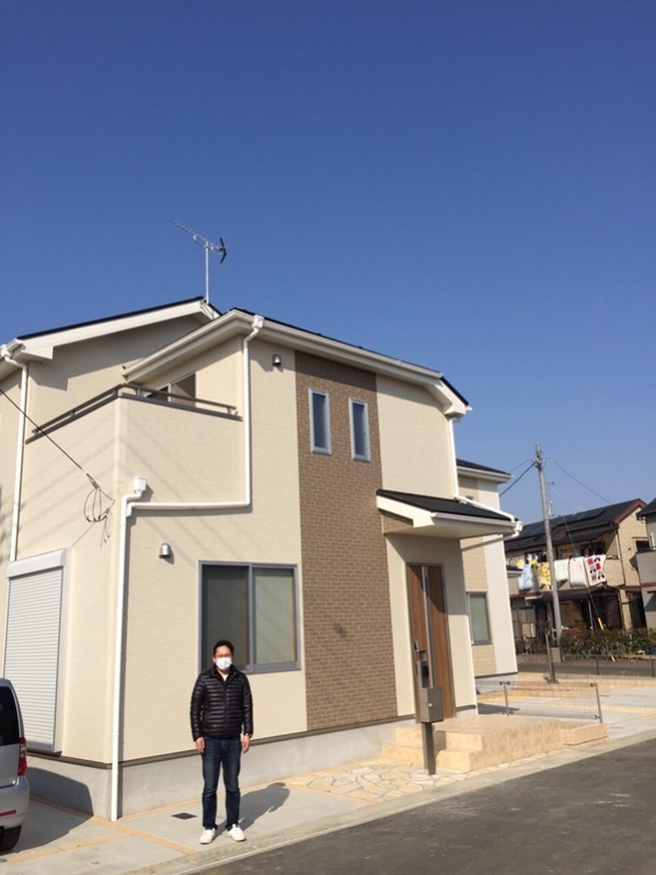 戸建住宅前の男性