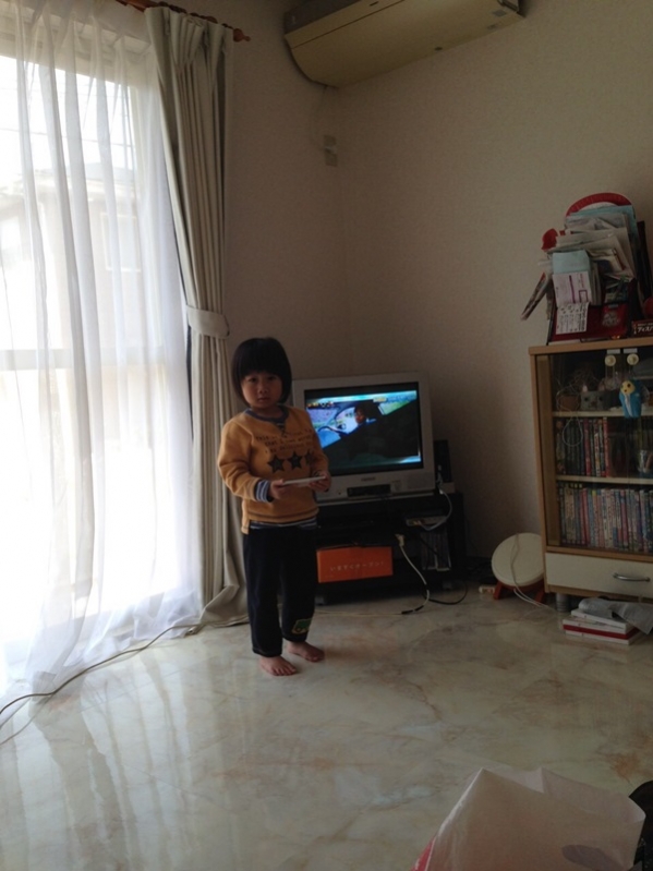 テレビ前の幼児