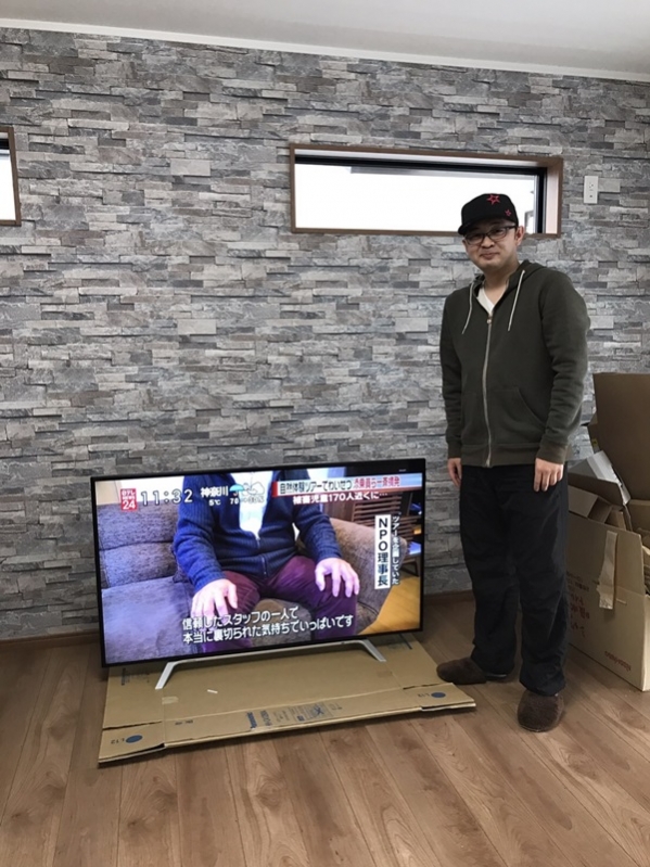 テレビ横の男性