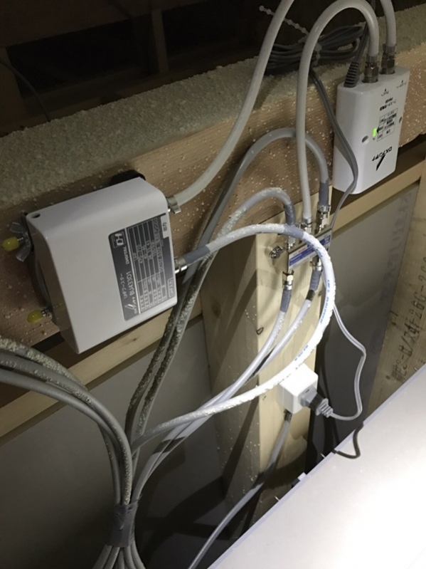 屋根裏の分配器とブースターの本体および電源部