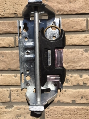 水平器で測定している壁面取付金具