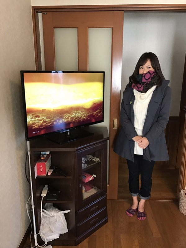 テレビ横の女性