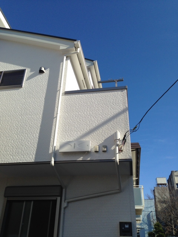 外壁に取り付けたデザインアンテナ