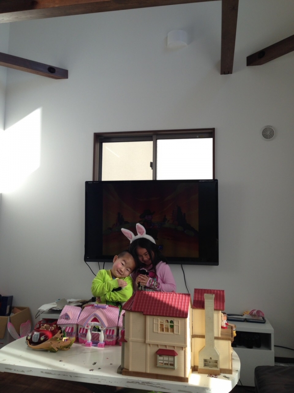 テレビ前の姉弟