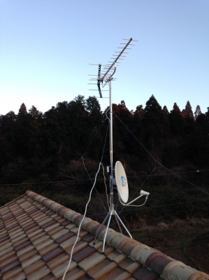 屋根上に設置したUHFアンテナとBS/CSアンテナ