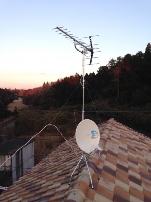 屋根上に設置したUHFアンテナとBS/CSアンテナ