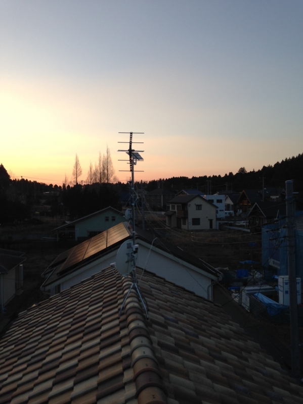 屋根上に設置したUHFアンテナとBS/CSアンテナ