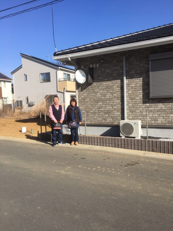 戸建住宅前の夫婦