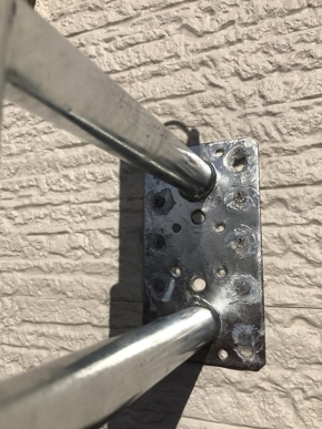 外壁にビス止めしたサイドベース金具