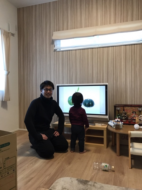 テレビ前の親子