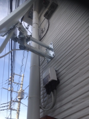 外壁に取り付けたBS/CSアンテナとブースター