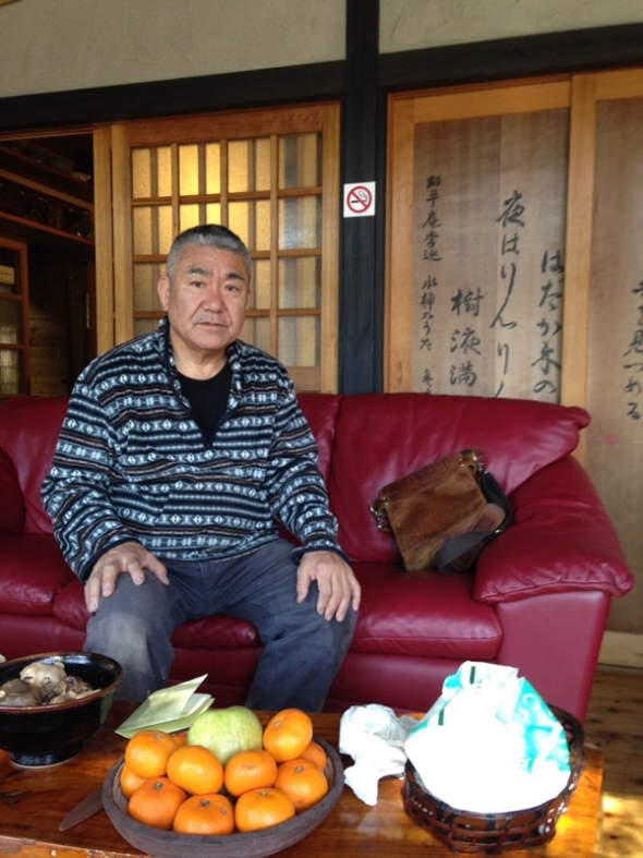 ソファーに腰かけた男性