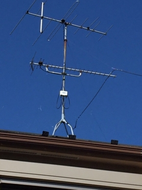 屋根上のアンテナ