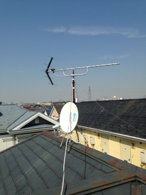 屋根上に設置したUHFアンテナとBS/CSアンテナ