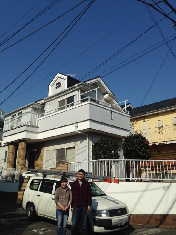 戸建住宅前の夫婦