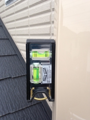 デザインアンテナを測定している水平器