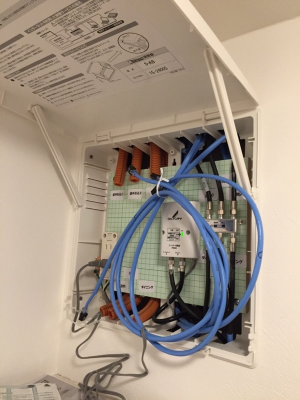 マルチメディアボックス内のブースターの電源部