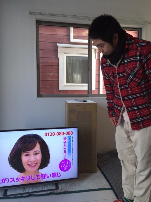 テレビ前の男性