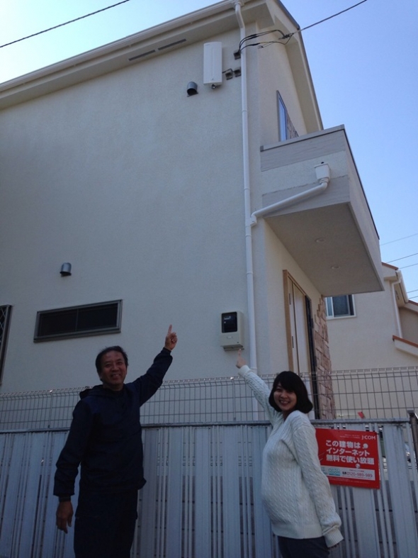 デザインアンテナを指さす夫婦