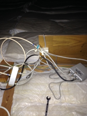 屋根裏の分配器とブースター