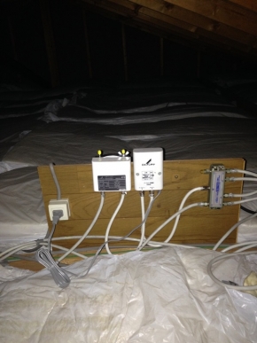 屋根裏の分配器とブースター