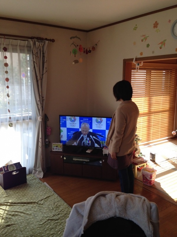 テレビを立って視聴する女性