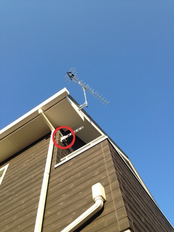 破風板に取り付けたUHFアンテナ