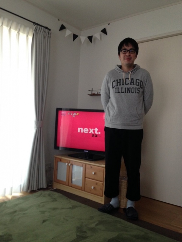 テレビ横の男性