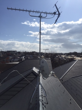 屋根上に設置したUHFアンテナとBS/CSアンテナ
