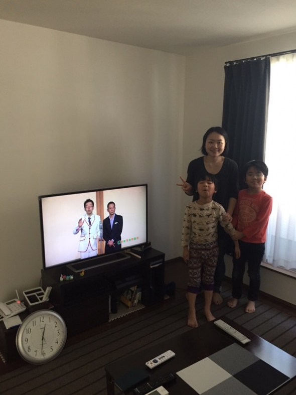 テレビ横の男性