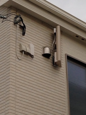 外壁に取り付けたデザインアンテナ