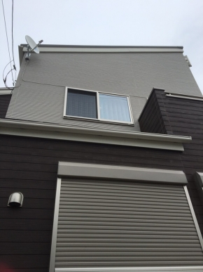 デザインアンテナとBS/CSアンテナを設置した戸建住宅