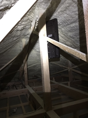 屋根裏に設置したデザインアンテナ