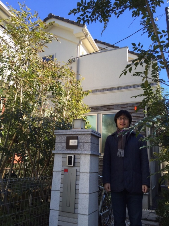 戸建住宅前の男性