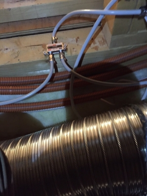 屋根裏の分配器