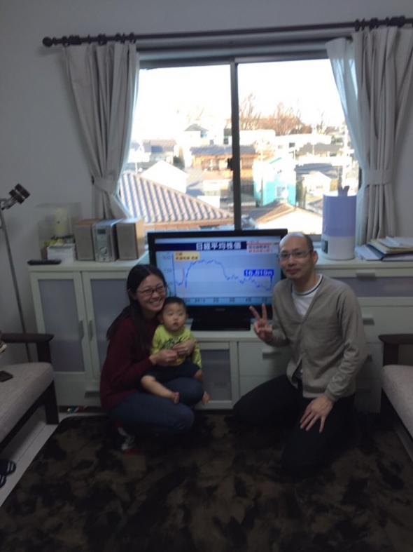 テレビ前の家族