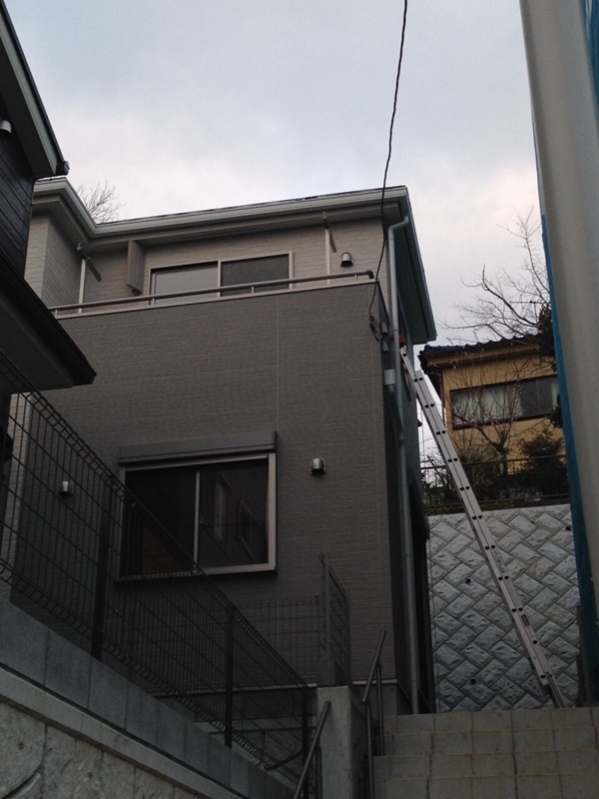 梯子を立てかけた戸建住宅