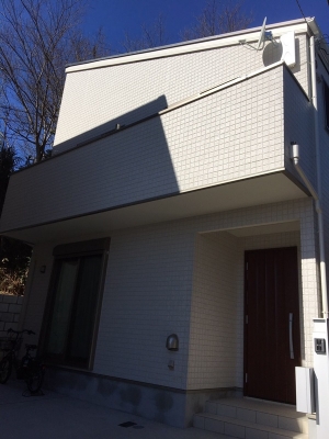 デザインアンテナとBS/CSアンテナを設置した戸建住宅