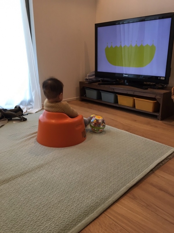 テレビを見る幼児